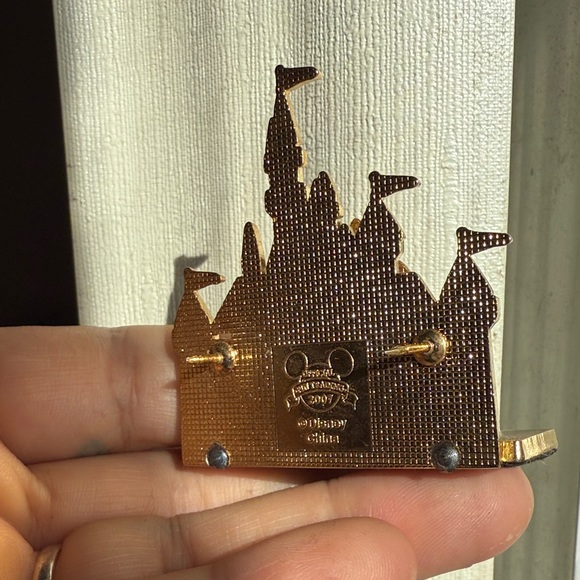 Disney 3D Diorama, Mickey Mouse Castle Pin 2007 - Picture 3 of 3